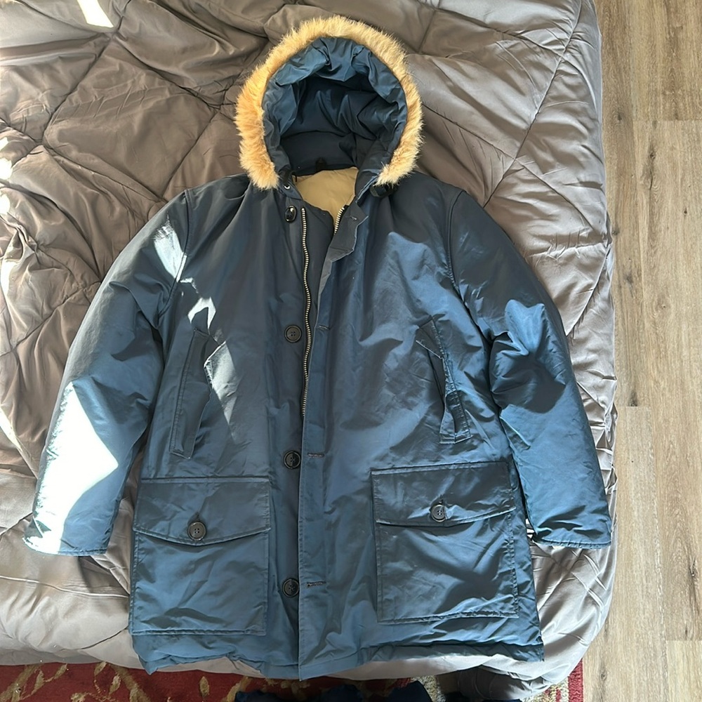 EUC men's Medium Woolrich down parka Coyote fur hood